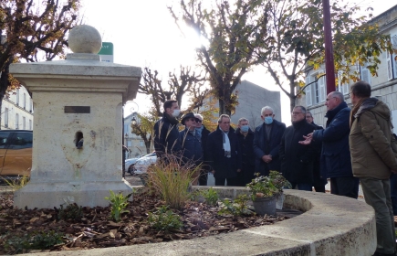 Fontaine Place Beaulieu - Cognac - 29/11/2021 - Morgan Berger (Maire de Cognac) et les membres du RC Cognac